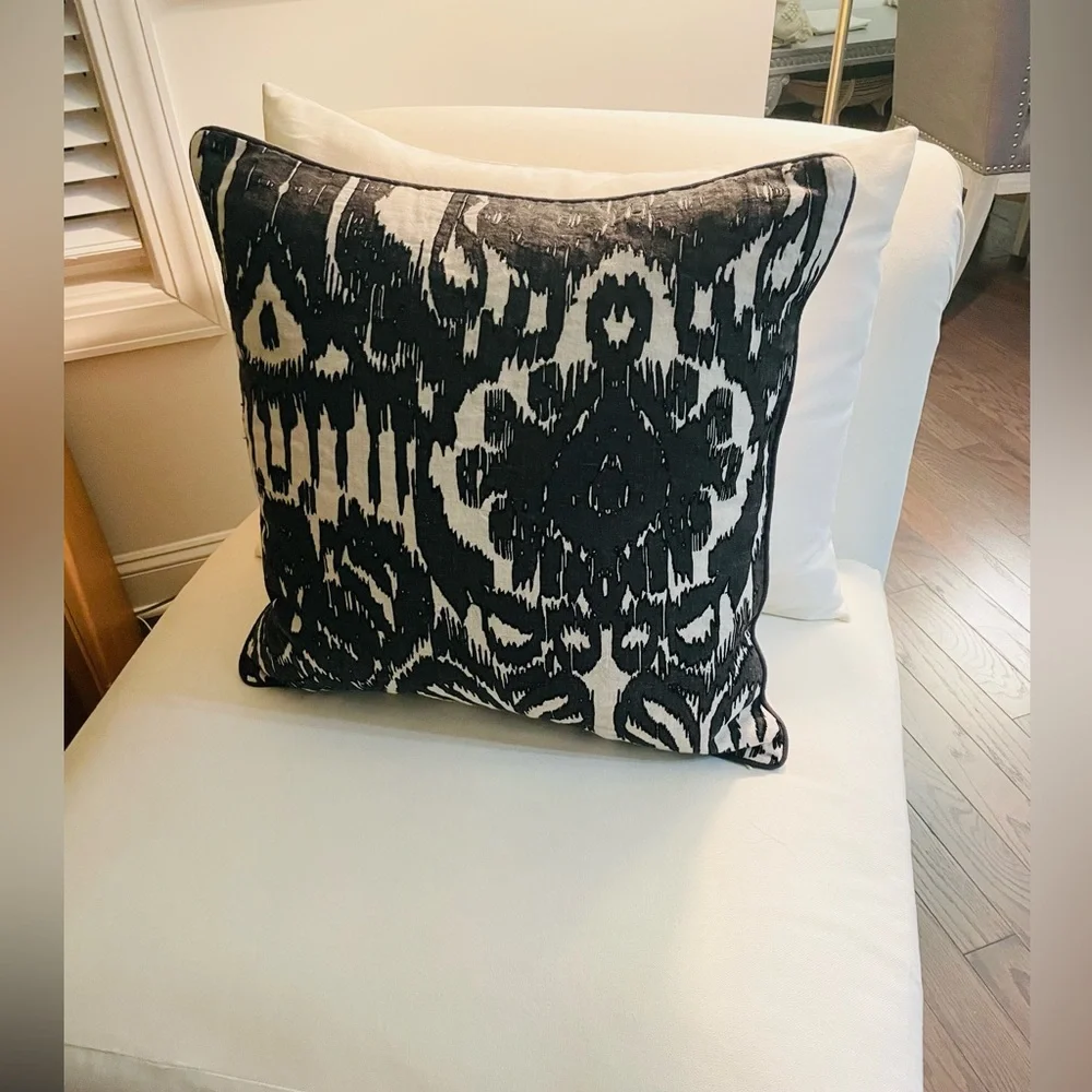 VILLA HOME Reversible NEW Ikat Linen Accent Pillow 22x22 Down Insert Included